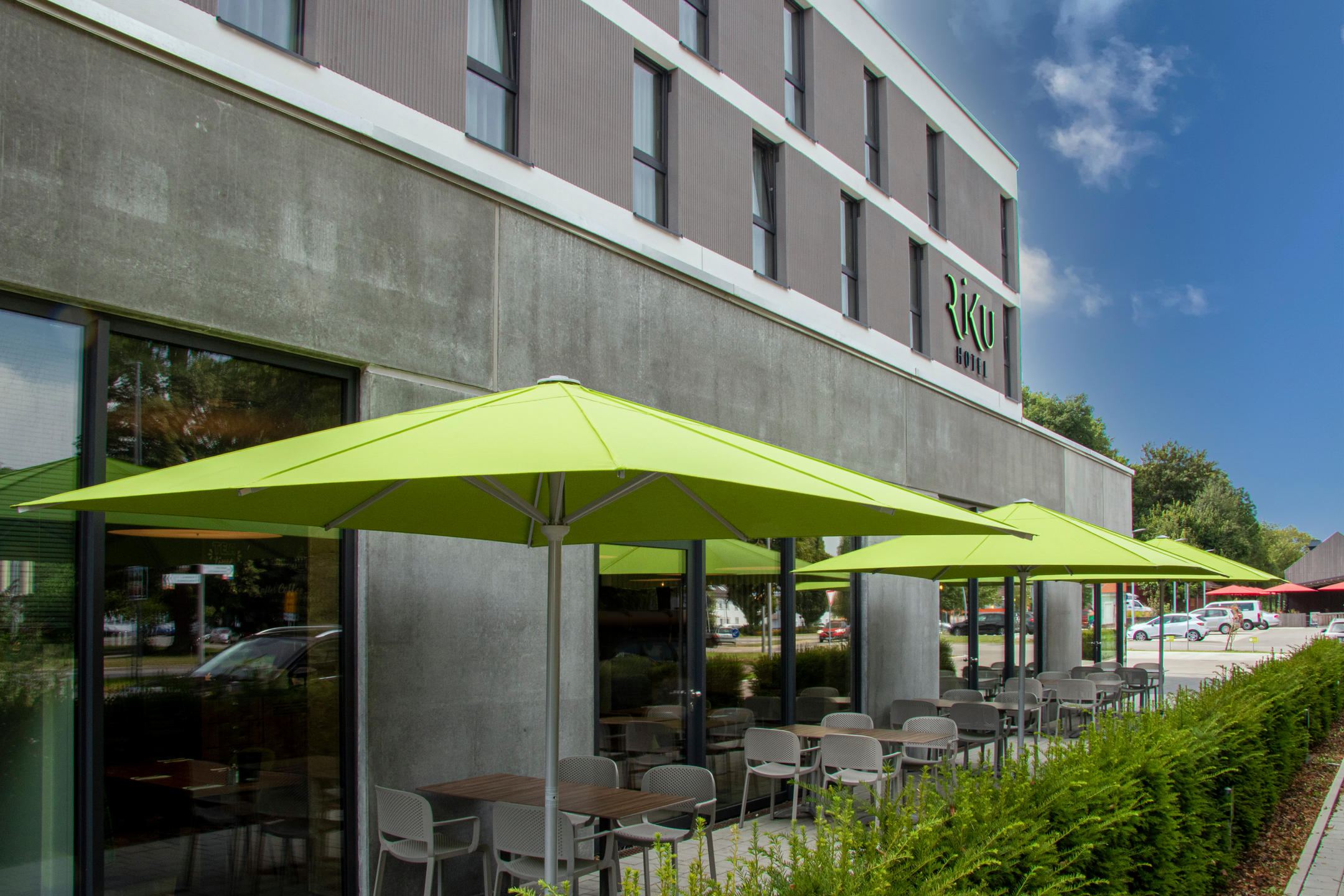 Terrasse mit grünen Sonnenschirmen